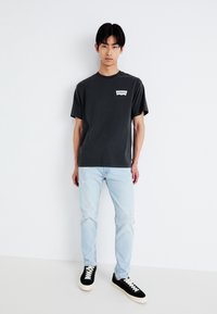 Levi's® VINTAGE FIT GRAPHIC - Nyomott mintás póló - pirate black