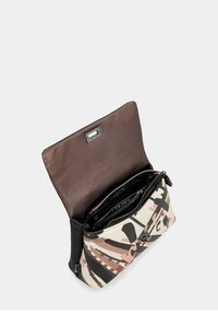 Borsa a tracolla multi-tasche in crema, nero e rosa con stampa astratta. Presenta un pattina marrone strutturato e una cerniera nera lucida.