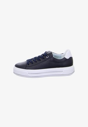 Niedrige navyblaue Sneaker mit weißen Akzenten an der Ferse, navyblauen Schnürsenkeln und dicker weißer Gummisohle, von der rechten Seite auf weißem Hintergrund gezeigt.
