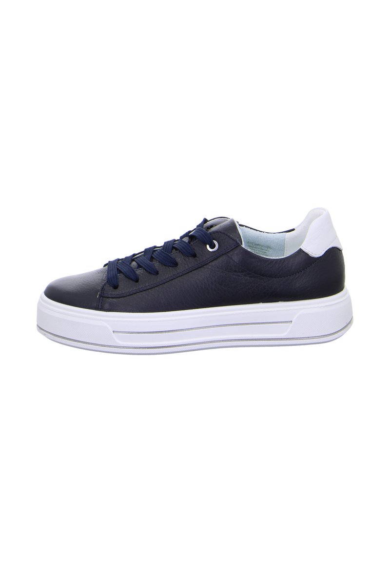 Niedrige navyblaue Sneaker mit weißen Akzenten an der Ferse, navyblauen Schnürsenkeln und dicker weißer Gummisohle, von der rechten Seite auf weißem Hintergrund gezeigt.