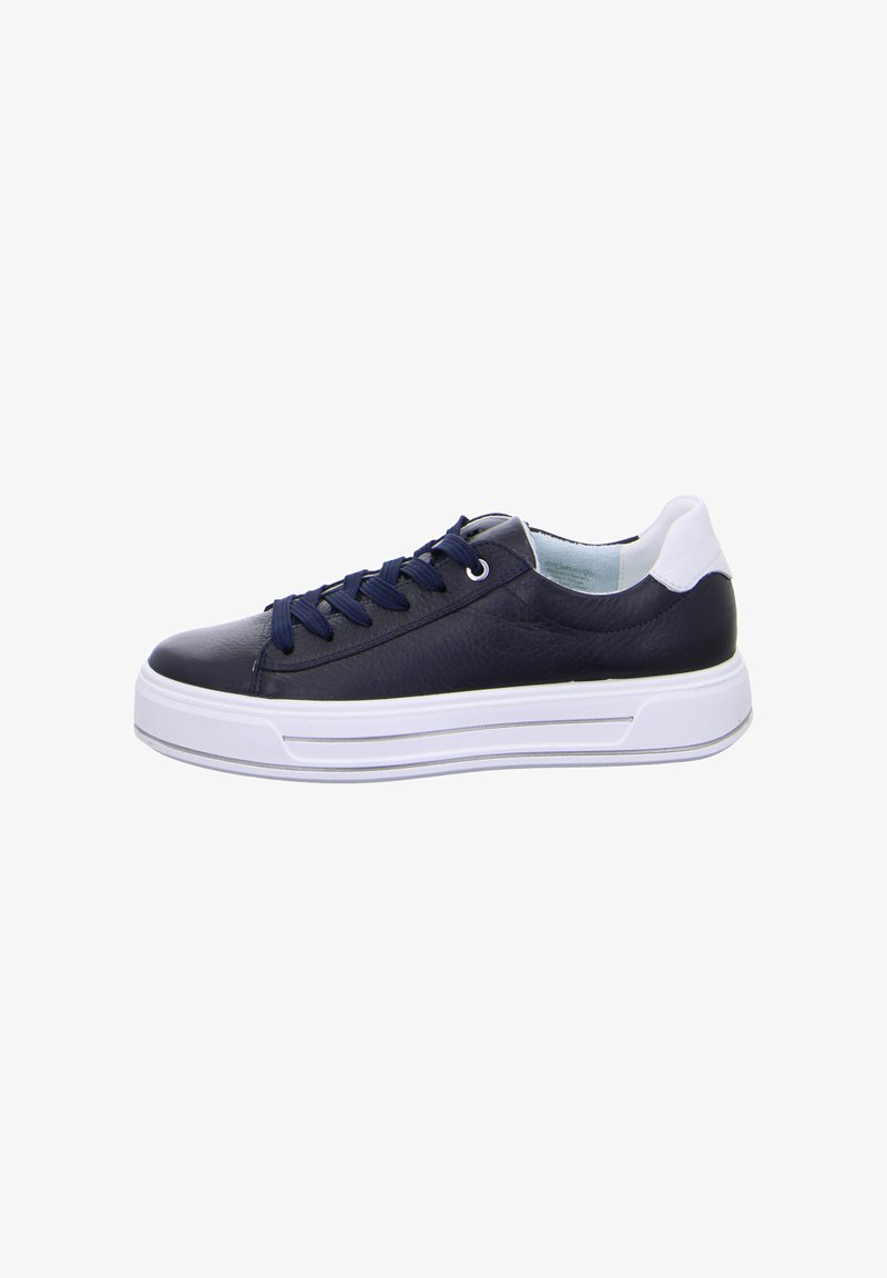 Niedrige navyblaue Sneaker mit weißen Akzenten an der Ferse, navyblauen Schnürsenkeln und dicker weißer Gummisohle, von der rechten Seite auf weißem Hintergrund gezeigt.