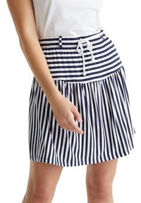 Jupe rayée bleu marine et blanche avec une taille à cordon et un design plissé, présentant une longueur mi-cuisse et une texture de tissu lisse.