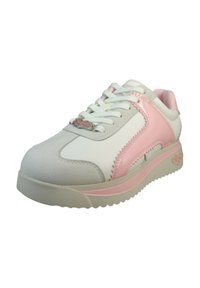 Sneaker blanche avec des accents roses, panneaux lisses et texturés, bout rond, col rembourré et semelle épaisse avec le logo de la marque sur le côté.