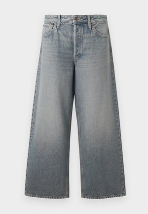 Jeans larges bleu clair en denim. Ils présentent une taille haute, une fermeture à boutons et un léger effet délavé. Design classique à cinq poches.