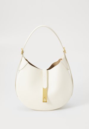 Weißes Lederhandtasche mit geschwungener Form, goldfarbenen Beschlägen und einem markanten zentralen Tab-Akzent. Glatte Textur, minimalistisches Design.