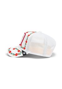 Gorra de malla blanca con bordado floral colorido, visera curva y una etiqueta negra en el lateral, con un diseño clásico de camionero.