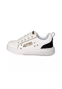 Sneaker bianca con un accento dorato lucido e dettagli di glitter nero sul tallone. Presenta una punta rotonda, una chiusura con lacci e decorazioni di strass.
