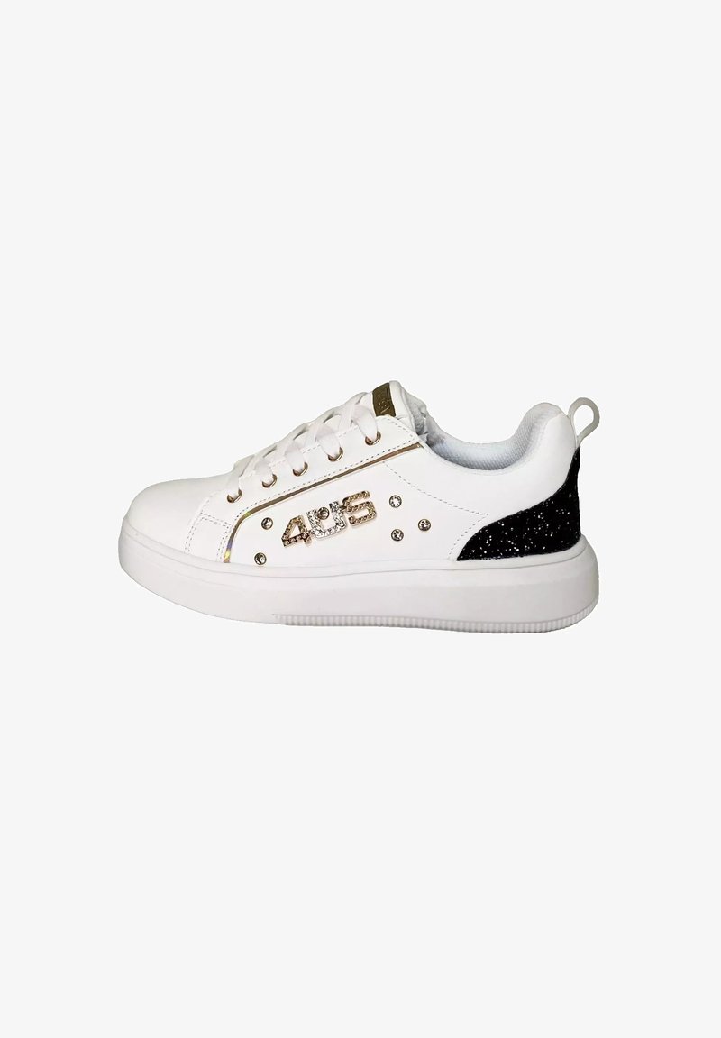 Sneaker bianca con un accento dorato lucido e dettagli di glitter nero sul tallone. Presenta una punta rotonda, una chiusura con lacci e decorazioni di strass.