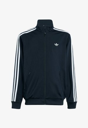 Schwarze Adidas Trainingsjacke mit Reißverschluss, weißen drei Streifen an den Ärmeln und dem Trefoil-Logo auf der linken Brust.