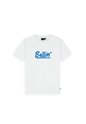 Witte T-shirt met korte mouwen en een ronde hals met blauwe "Ballin'" tekst gedrukt en onderstreept in het midden aan de voorkant.