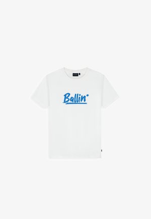 Witte T-shirt met korte mouwen en een ronde hals met blauwe "Ballin'" tekst gedrukt en onderstreept in het midden aan de voorkant.