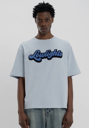 Hellblaues Baumwoll-T-Shirt mit oversized Schnitt, Rundhalsausschnitt, kurzen Ärmeln und gesticktem "Lowlights"-Logo in Dunkel- und Hellblau.