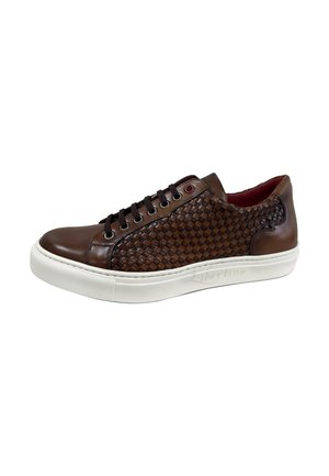 Zapatilla de cuero marrón con textura trenzada en los laterales, suela de goma blanca, cordones oscuros y detalle en ojal rojo. Presenta el logo en el lateral.