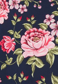 Tecido azul-marinho com grandes rosas cor-de-rosa e flores cor-de-rosa menores, acompanhadas de folhas verdes e realces. Textura de algodão, design floral por todo o tecido.