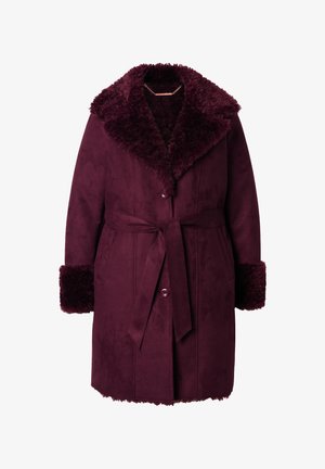 Burgunderfarbener Mantel aus weichem Wildleder mit einem flauschigen Kragen und Manschetten, ausgestattet mit einem Gürtel in der Taille und Knopfverschluss. Glatte Textur und knielang.