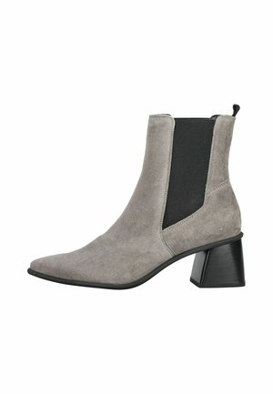 Stivaletto alla caviglia in pelle scamosciata grigia con pannello laterale elastico nero, punta appuntita e tacco a blocco su sfondo bianco.