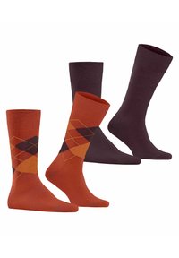 Deux paires de chaussettes : l'une dans un violet foncé uni, l'autre en orange avec un motif en losange de rust, brun et jaune.