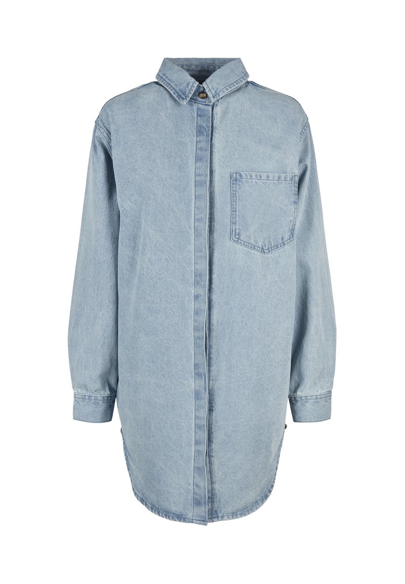 Chemise en denim bleu clair à manches longues avec une poche poitrine avant, un col boutonné et une patte de boutonnage dissimulée, présentée sur un fond uni.