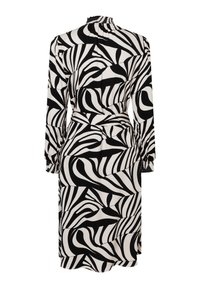 Schwarz-weiß gemustertes Kleid mit langen Ärmeln, hohem Kragen und gebundener Taille. Es zeichnet sich durch fließenden Stoff und kontrastierende geometrische Muster aus.