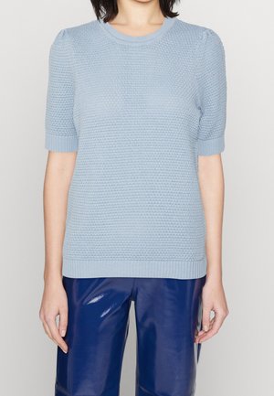 Lyseblå kortærmet strikket sweater med struktureret mønster, ribbet halskant og bund. Sættes sammen med skinnende, blå, vide faux læderbukser.