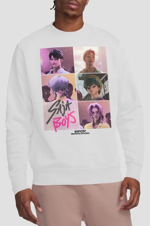 Sweatshirt mit sechs illustrierten K-pop-inspirierten jungen Männergesichtern in bunten Quadraten, darunter der Text "SAJA BOYS" und "KPOP DEMON HUNTERS".