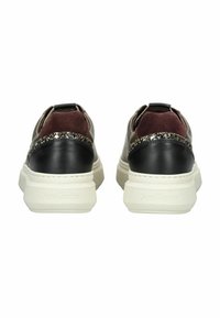 Sorte lædersneakers med bordeaux ruskindsdetaljer, der har et glitrende element langs hælen, og en hvid gummisål.
