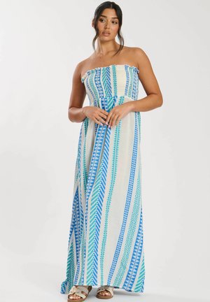 Maxi-jurk met een strapless ontwerp, gemaakt van lichtgewicht stof, met blauwe en turquoise verticale strepen en geometrische patronen.