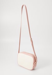 Χιαστί τσάντα με ροζ δερμάτινες λεπτομέρειες και υφή λευκής πάνελ. Διαθέτει ρυθμιζόμενο λουρί και κλείσιμο με φερμουάρ.