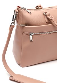 Ružičasta kožna torba s čvrstim dizajnom. Ima srebrne metalne detalje, prednji džep s patentnim zatvaračem i odvojivi remen za rame.