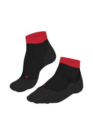 Schwarze Knöchelsocken mit einem roten gerippten Bund, ausgestattet mit einer strukturierten, dunkelgrauen Basis und verstärkten Zehen- und Fersenbereichen.