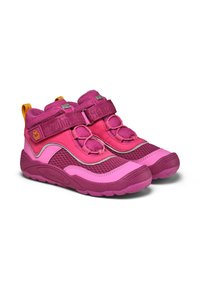 Zapatillas deportivas rosas y moradas con una mezcla de materiales de ante, malla y goma. Presenta correas ajustables y suelas texturizadas.