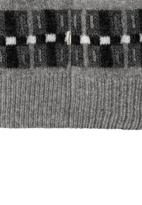 Gestrickter grauer Wollschal mit einer strukturierten Rippenmuster, schwarz-weißen geometrischen Akzenten und einem kleinen Markenlabel, das aufgenäht ist.