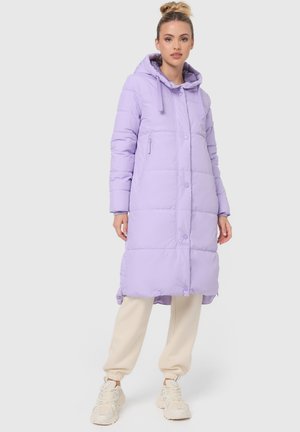 Cappotto lungo imbottito in un delicato lavanda con cappuccio, dotato di chiusura a bottoni e tasche laterali, design trapuntato testurizzato e vestibilità rilassata.
