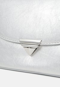 Clutch in finta pelle argento con finitura testurizzata, dotata di una chiusura metallica triangolare in tono argento lucido.