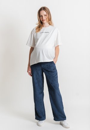 - Spodnie materiałowe