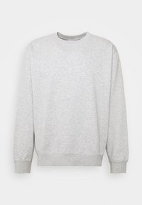 Sudadera gris de cuello redondo hecha de una tela suave, con puños y dobladillo acanalados. Diseño sencillo con una textura lisa, sin patrones ni acentos.