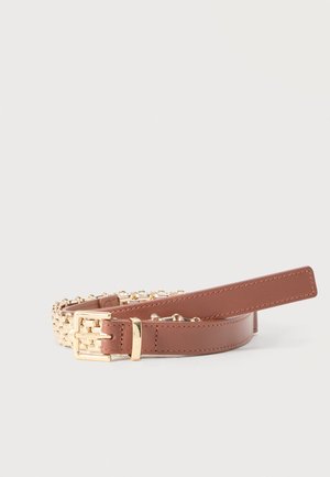 Ceinture en cuir marron avec boucle dorée et maillons décoratifs en chaîne dorée, posée à plat sur un fond blanc.