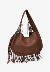 Bolso de piel marrón con un diseño relajado, que presenta superficies texturizadas y largos flecos en la parte inferior y los lados.