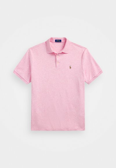 Camisa de polo rosa de algodón, con un collar clásico, mangas cortas, tapeta de tres botones y un pequeño logo bordado en el pecho.