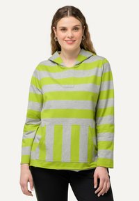 Sudadera a rayas en gris y verde brillante, con un bolsillo tipo canguro, mangas largas y capucha. Tejido suave con un corte relajado.