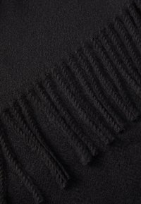 Zwart gestructureerde stof met verticale franjerand, een zachte uitstraling en een gelijkmatige textuur, geschikt voor kleding of accessoires.