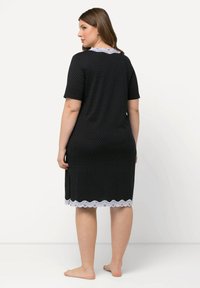 Ulla Popken POLKA DOT SHORT SLEEVE V-NECK  - Camisón - black