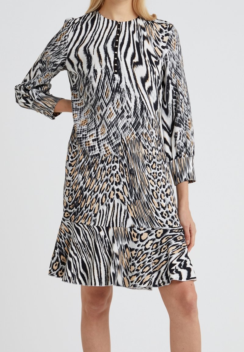 Kortärmad klänning med ett mönster av svarta och vita zebrarandiga mönster med leopardfläckar, knäppning fram och en utsvängd nederkant.