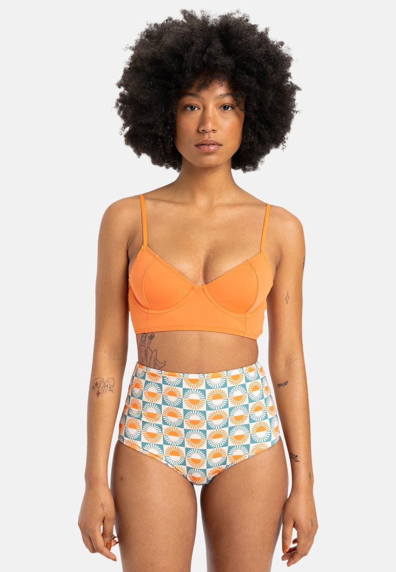 Oranje bikini-top met dunne bandjes, gecombineerd met hoge taille slipjes met een oranje en blauwe zonnestraalpatroon op een witte achtergrond.