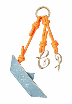 Llavero con anilla dorada, dos charms dorados con las letras "E" y "P" atados con cordones naranjas y una etiqueta de cuero azul claro con la inscripción "Claude".