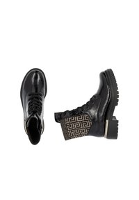 Bottines en cuir verni noir avec un empiècement en textile à motifs, semelle épaisse et design à lacets. Comprend un logo et des accents contrastants.