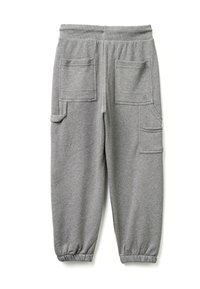 Šedé tepláky s elastickým pasem, zúženými manžetami a několika velkými kapsami na zadní i boční straně. Měkký, texturovaný materiál.