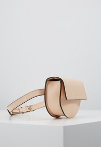 Coccinelle Ledvinka - nude