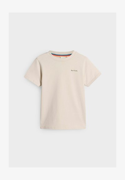 Šviesiai rudos medvilnės marškinėliai su trumpomis rankovėmis, su apvaliu kaklu ir mažuoju juodu logotipu siuvinėtu ant krūtinės. Paprastas, laisvalaikio dizainas.