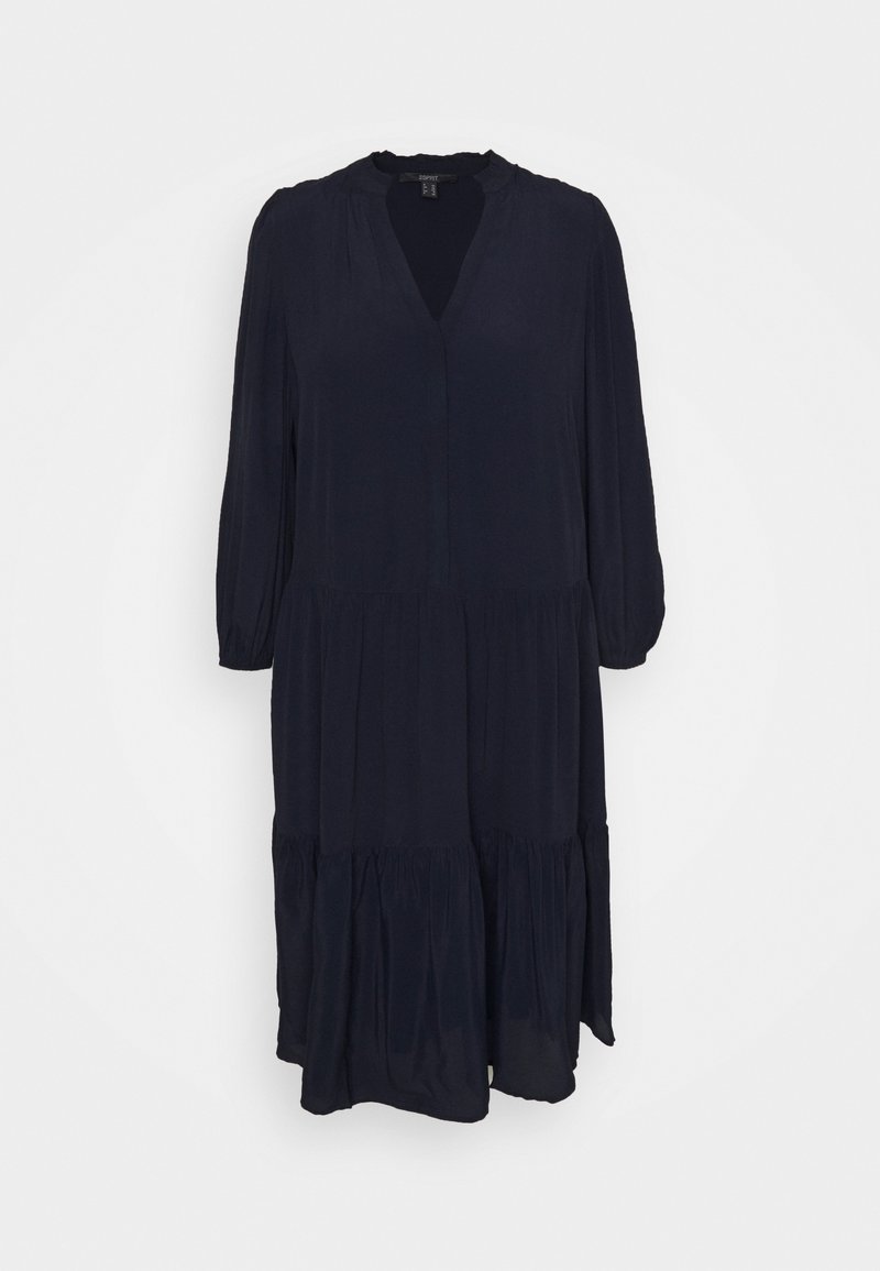 Robe midi bleu marine foncé à manches longues avec encolure en V et jupe froncée à étages sur fond blanc uni.